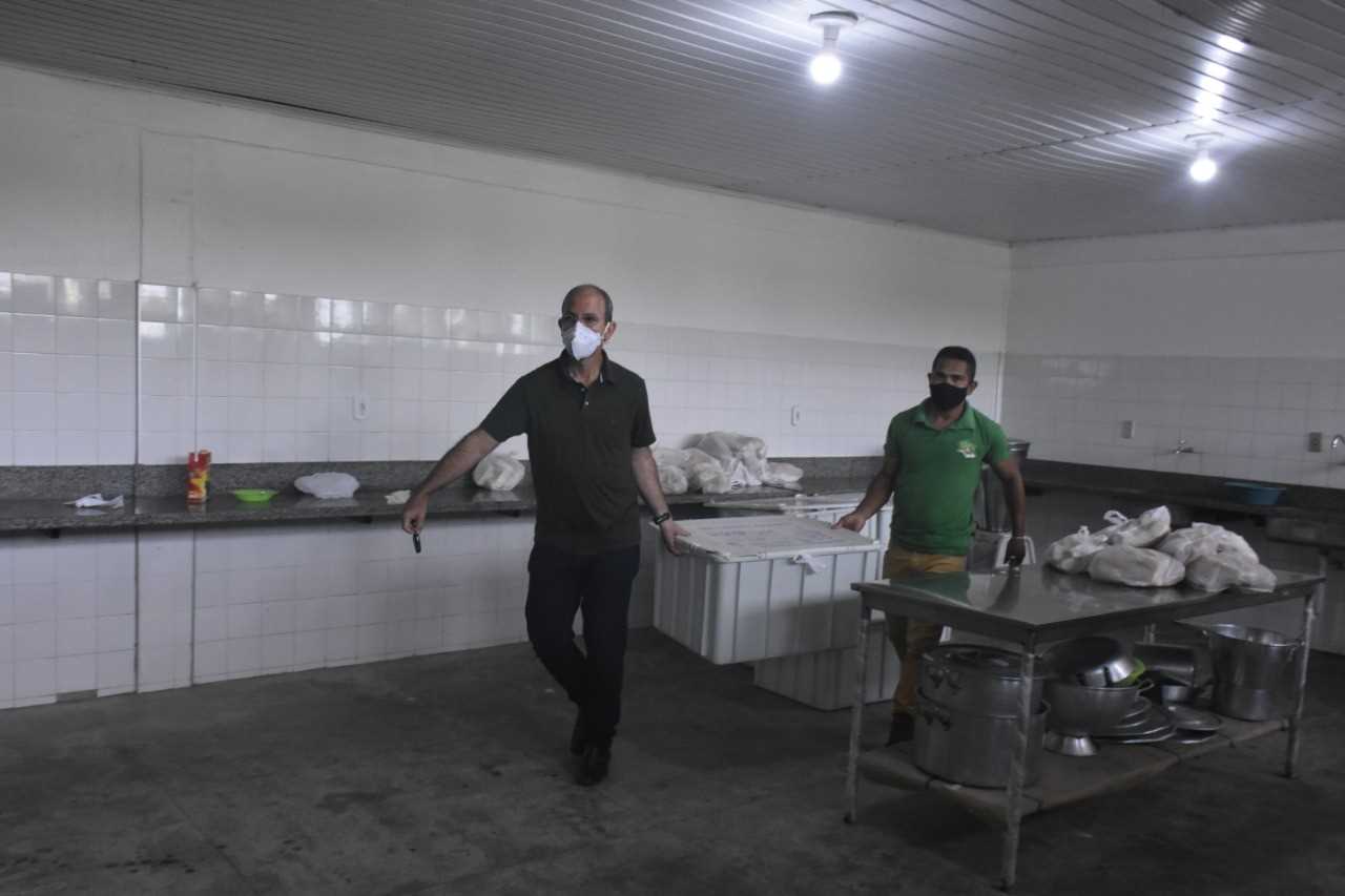 Camacã: Prefeitura distribui pão, leite e máscaras para famílias em São João do Panelinha